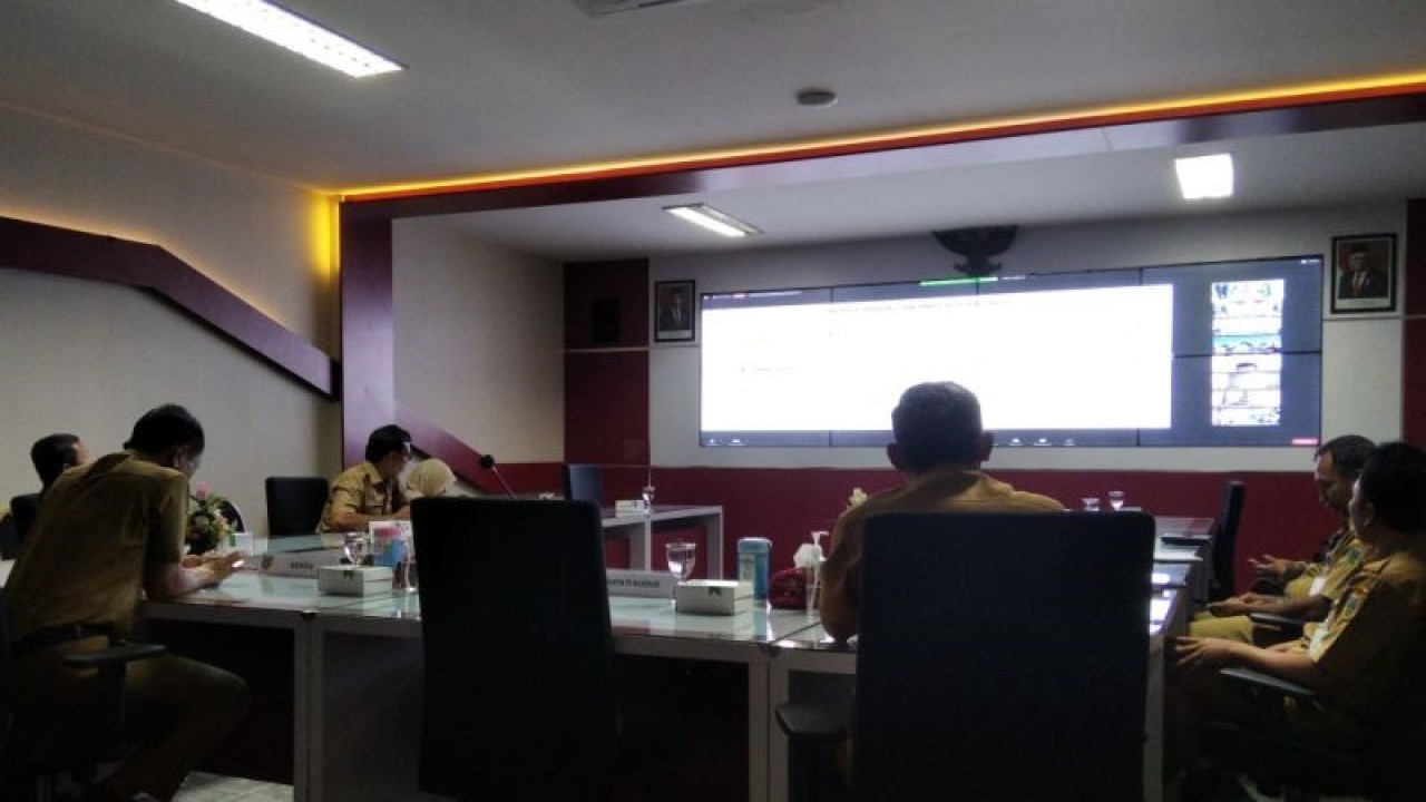 Suasana rapat membahas inflasi tingkat nasional secara daring di Command Center Dinas Kominfo Kudus, Jateng, Senin (6/3/2023). ANTARA/Akhmad Nazaruddin Lathif
