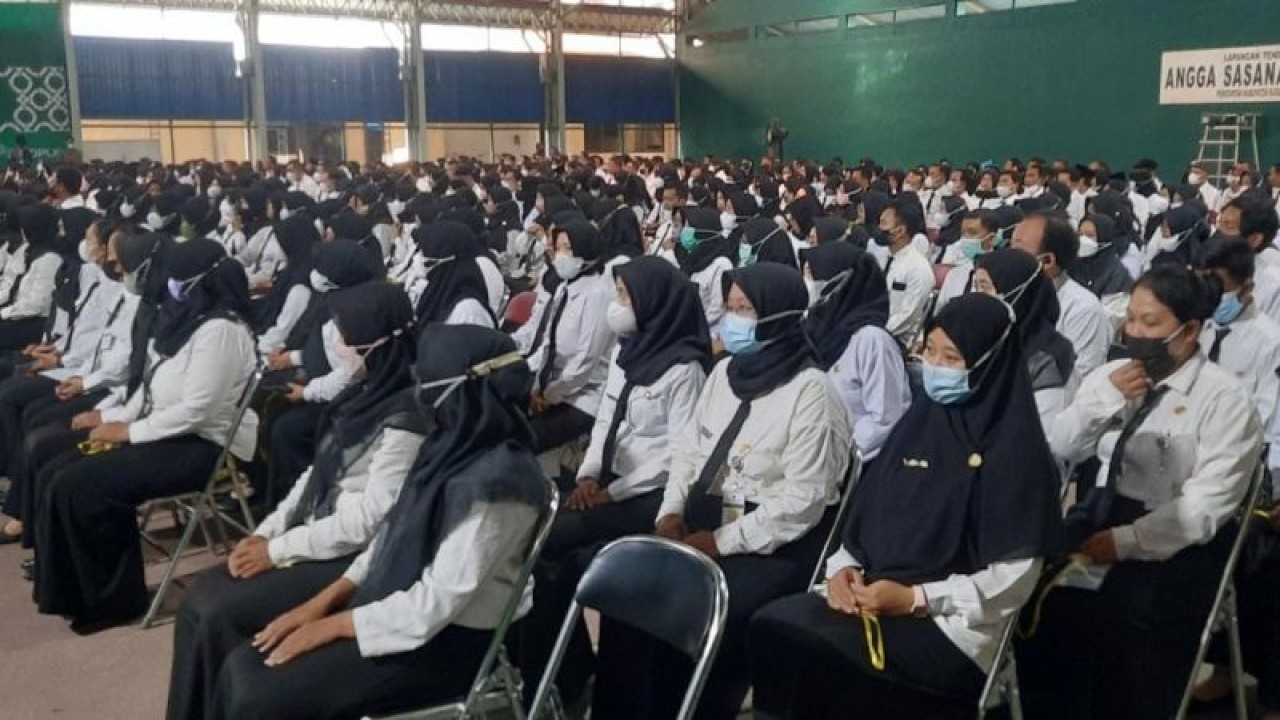 Pembekalan terhadap peserta yang dinyatakan lolos pegawai pemerintah dengan perjanjian kerja (PPPK) di lapangan tennis indoor Angga Sasana Krida. (ANTARA/Akhmad Nazaruddin Lathif)