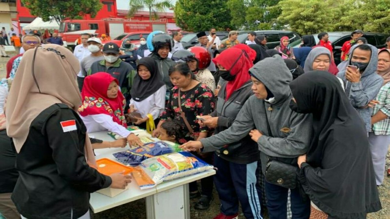 Giat pengendalian inflasi di Tenggarong, Kukar, Kaltim, kerja sama Bulog Samarinda dan Pemkab Kukar, Rabu (1/3) (Antara / HO Bulog Samarinda)