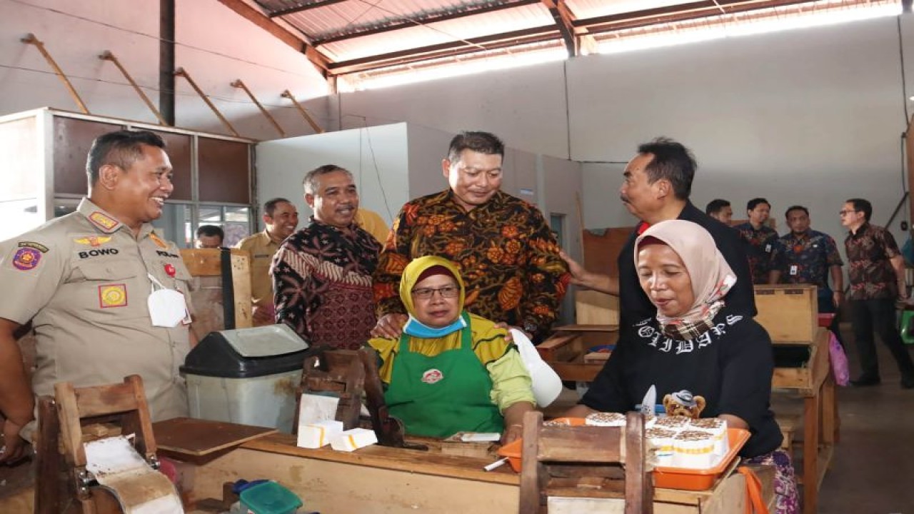 Wakil Bupati Malang Didik Gatot Subroto (tengah) pada saat melakukan kunjungan ke Kawasan Industri Hasil Tembakau di Megawon, Kecamatan Jati, Kabupaten Kudus, Jawa Tengah, Senin (6/3/2023). (ANTARA/HO-Humas Pemkab Malang)