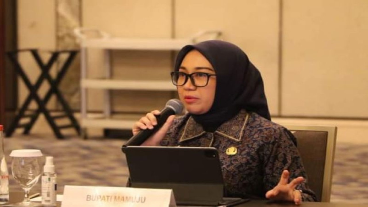 Bupati Mamuju, Sutinah Suhardi di Mamuju melakukan rapat kordinasi lintas sektor bersama Dirjend Kementrian ATR BPN untuk melakukan penataan tata ruang kota Mamuju, Rabu (15/3/2023) ANTARA Foto/M Faisal Hanapi
