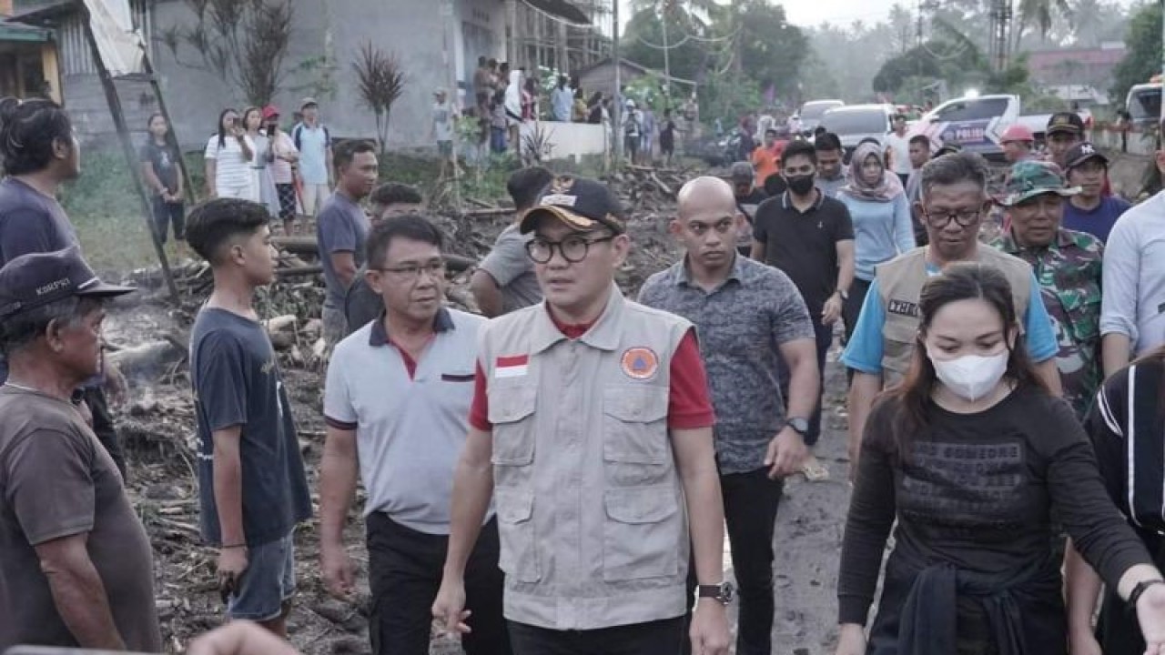 Bupati Joune J E Ganda saat meninjau lokasi banjir bandang, di Desa Klabat, Minahasa Utara, Sulut, Senin (20/3/2023). ANTARA/Nancy L Tigauw. (1)