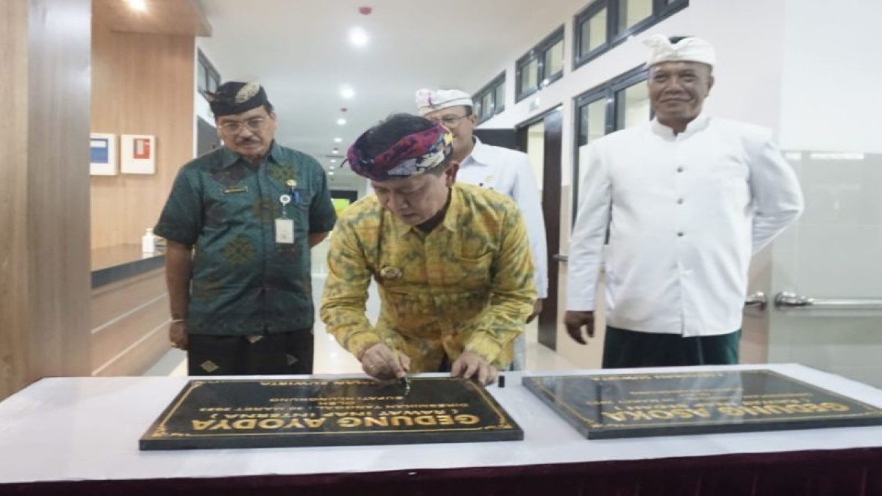 Bupati Klungkung I Nyoman Suwirta menandatangani prasasti saat meresmikan Gedung Rawat Inap Interna dan Gedung Perawatan Bedah di Rumah Sakit Umum Daerah (RSUD) Kabupaten Klungkung, Bali, Kamis (30/3).  ANTARA/HO-Humas Pemkab Klungkung