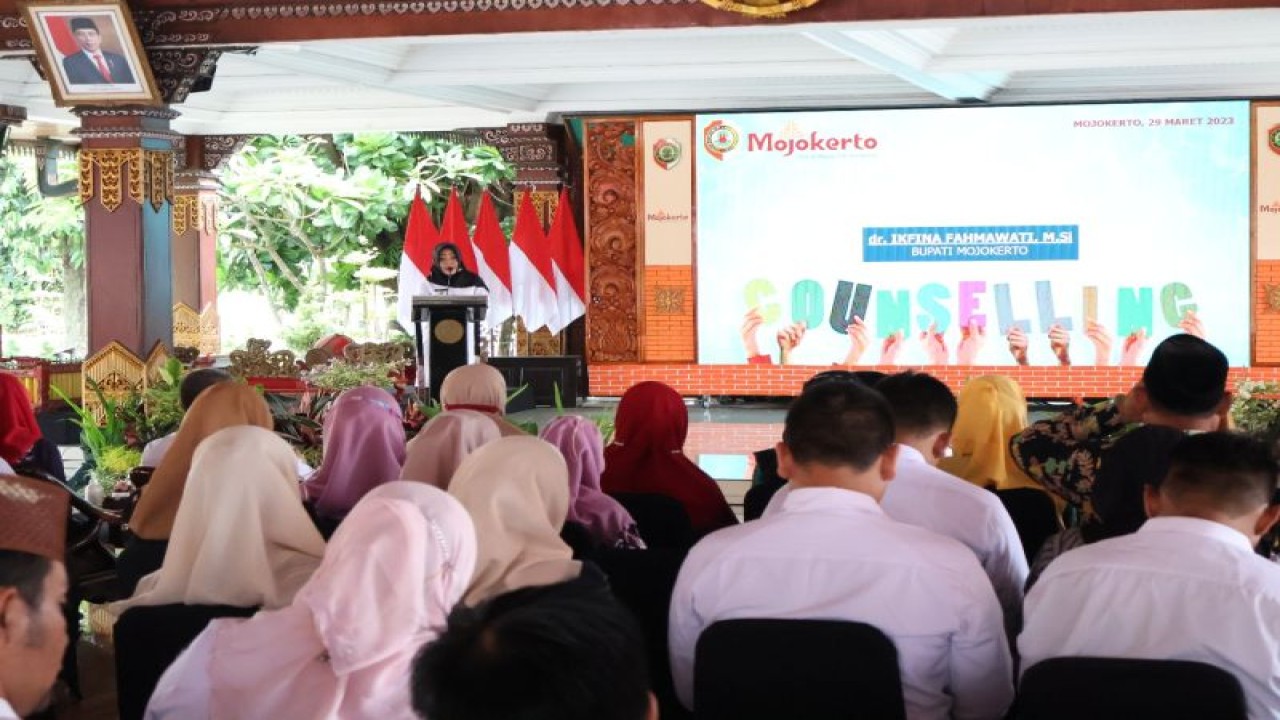 Bupati Mojokerto Ikfina Fahmawati saat membuka kegiatan Pembinaan Pembina Pusat Informasi dan Konseling Remaja (PIK-R) Jalur Pendidikan Kabupaten Mojokerto tahun 2023, Rabu (29/3/2023). ANTARA/HO Pemkab Mojokerto