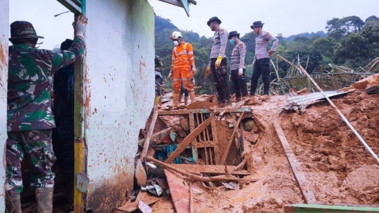 Petugas Tim SAR gabungan saat melakukan pencarian korban longsor di Kampung Molon, Desa Pangkalan, Kecamatan Serasan, Kabupaten Natuna, Rabu (8/3). (ANTARA/Cherman)