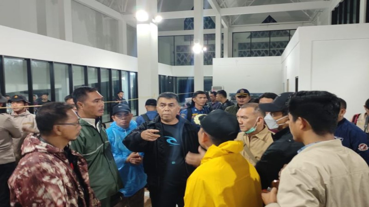 Bupati Natuna, Wan Siswandi saat pimpin rapat terkait bencana tanah longsor di Serasan, Natuna, Kepri, Selasa (6/3). (ANTARA/HO-Kominfo Natuna)