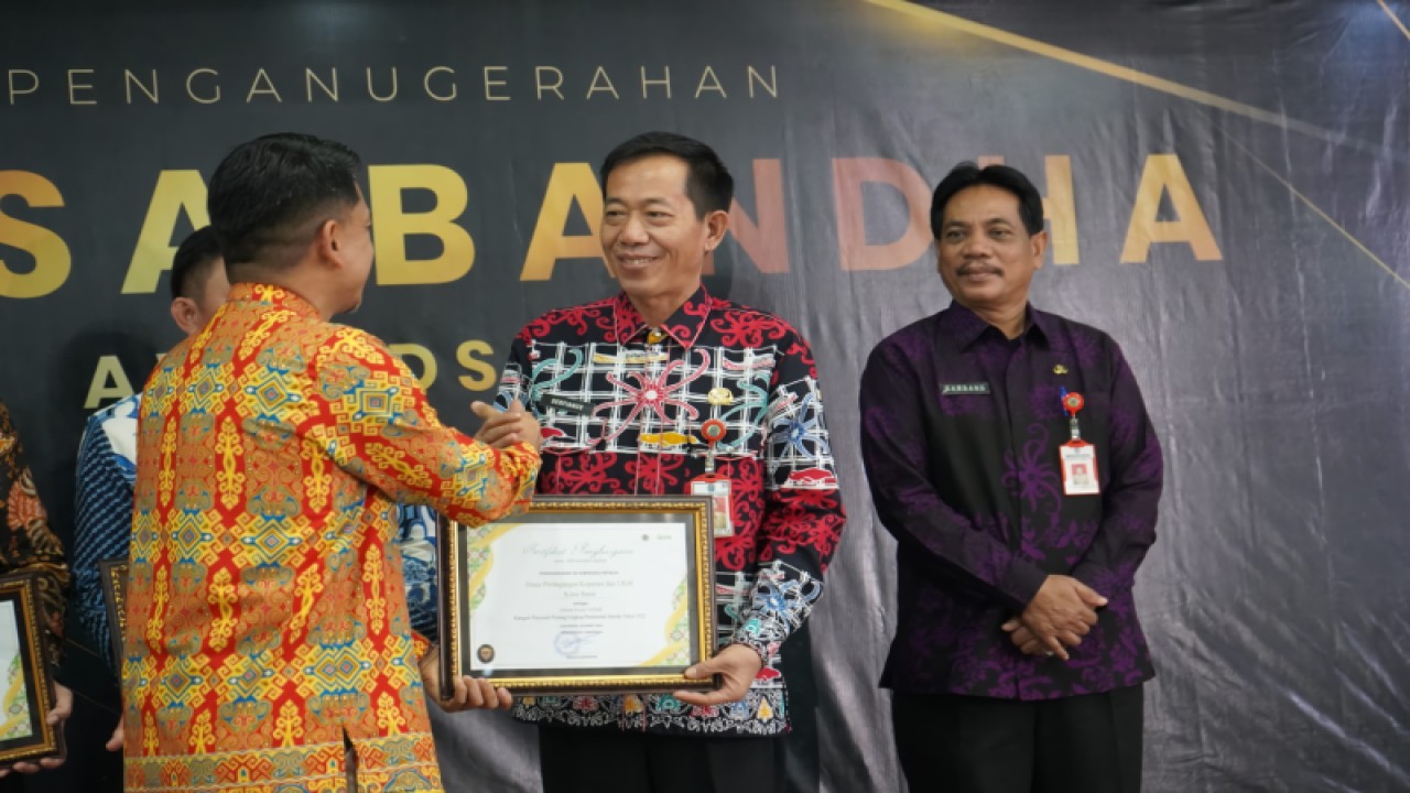 Sekretaris Daerah Kabupaten Nunukan menerima piagam penghargaan Anugerah Reksa Bandha 2022 dari Kantor Wilayah Direktorat Jenderal Kekayaan Negara (DJKN) Kalimantan Timur dan Utara di Samarinda, Kamis (30/3/2023). (ANTARA/HO-Dokpim Nunukan)