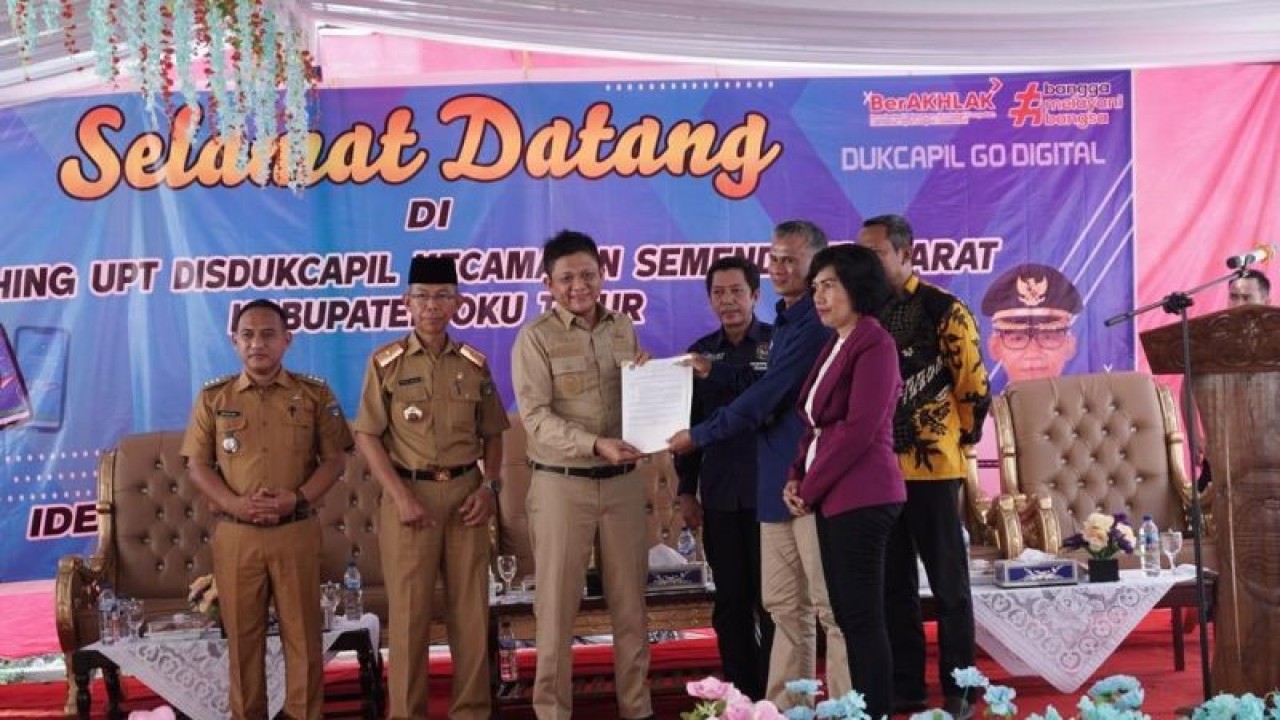 Bupati OKU Timur, Lanosin Hamzah meresmikan UPT Disdukcapil Desa Betung, Kecamatan Semendawai Barat, Selasa. (ANTARA/Edo Purmana/23)