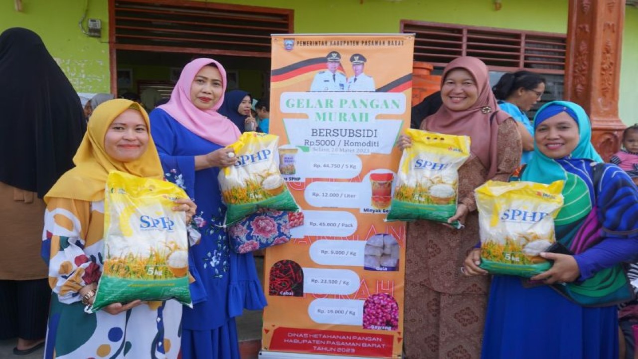 Kepala Dinas Ketahanan Pangan Pasaman Barat Ekadiana Oktavia dengan Ketua Gerakan Organisasi Wanita Pasaman Barat Fitri Risnawanto membagikan beras kepada warga di Koto Baru Kecamatan Luhak Nan Duo. ANTARA
