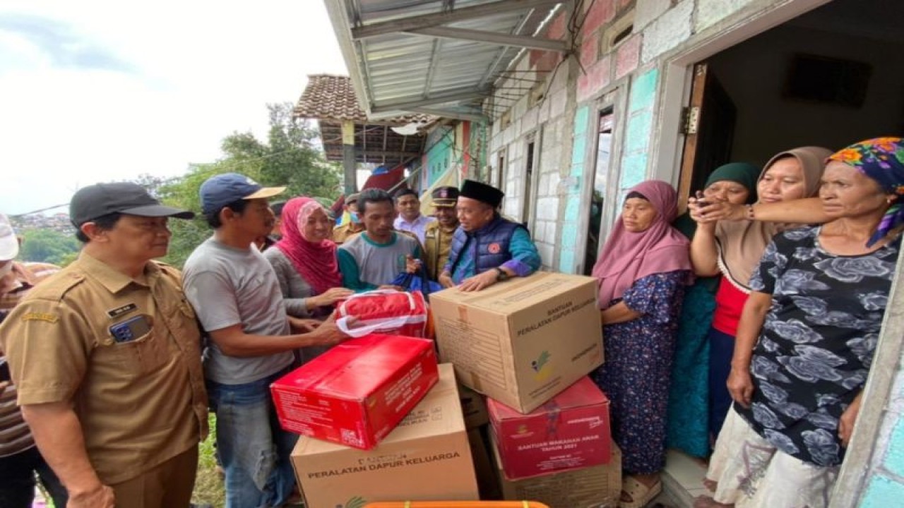 Pemerintah Kabupaten Pasuruan Jawa Timur memberikan bantuan sembako kepada warga korban terdampak bencana hidrometeorologi. ANTARA/HO-Pemkab Pasuruan.