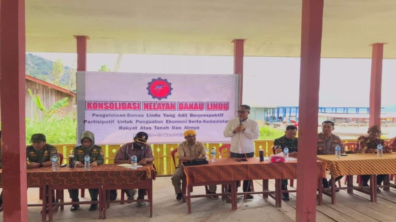 Wakil Bupati Sigi Samuel Yansen Pongi memimpin rapat konsolidasi nelayan yang dirangkaikan dengan dialog publik pengolahan Danau Lindu (ANTARA/HO-Dok Prokopim Setda Pemkab Sigi)