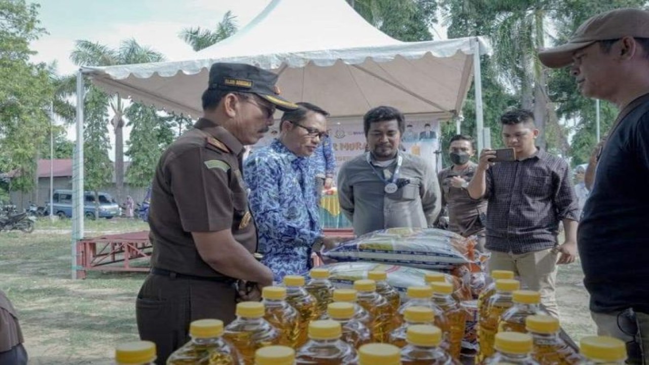 Wakil Bupati Sigi Samuel Yansen Pongi bersama Kepala Kejari Donggala meninjau ketersediaan bahan pokok pangan pada pasar murah, yang dilaksanakan di Desa Lolu, Kecamatan Sigi Biromaru, Kabupaten Sigi, Jumat (17/3/2023). (ANTARA/HO-Dok Prokopim Setda Pemkab Sigi)
