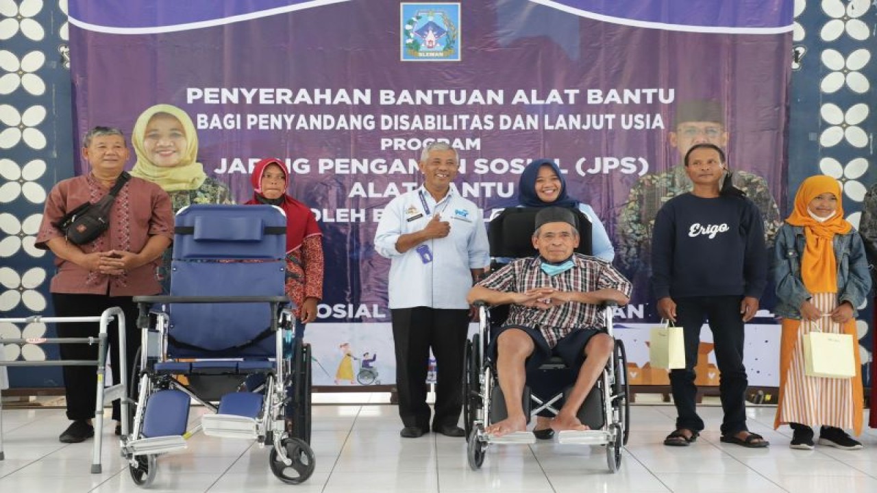 Bupati Sleman Kustini Sri Purnomo menyerahkan alat bantu bagi penyandang disabilitas di Pendopo Rumah Dinas Bupati Sleman, Selasa (28/3/2023). ANTARA/HO-Bagian Prokopim Setda Sleman