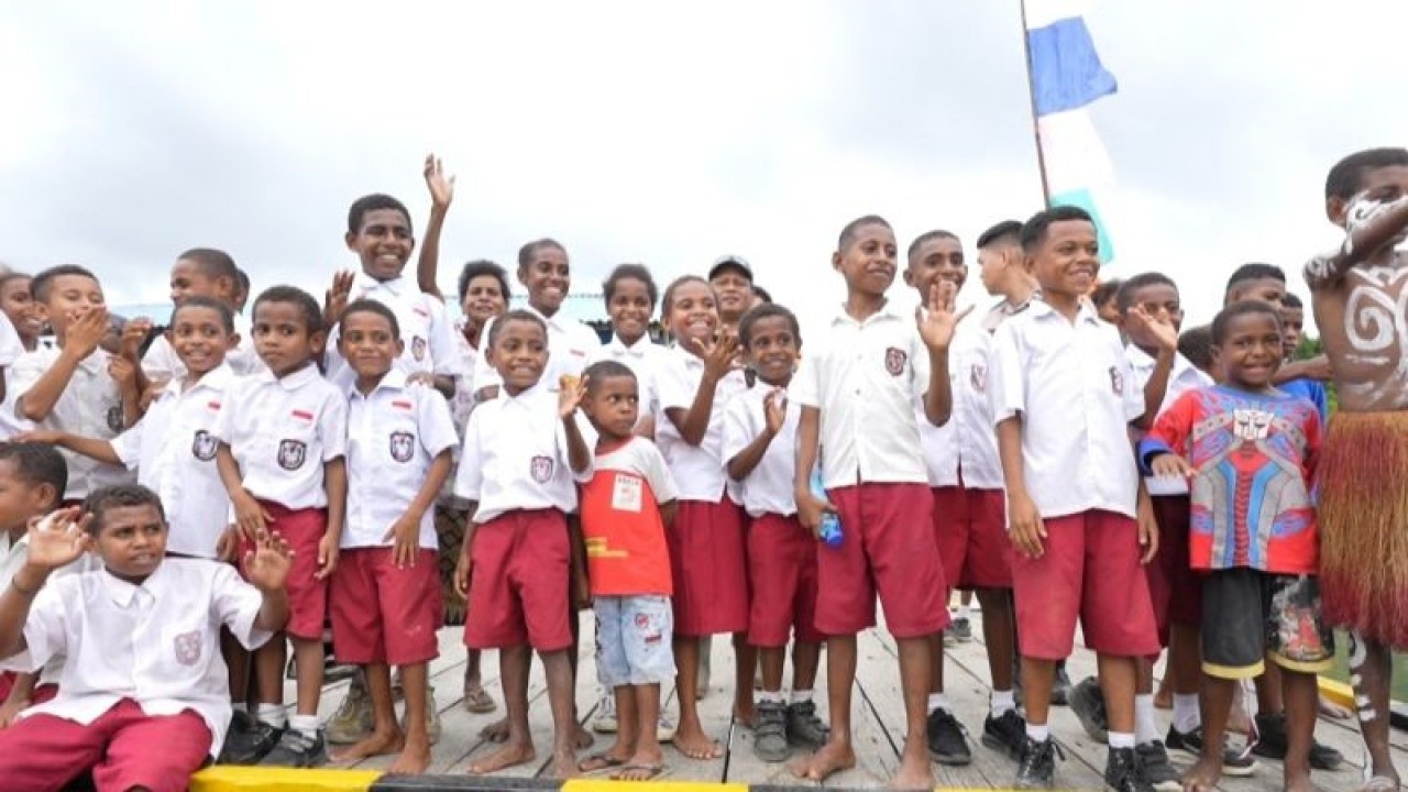 Anak-anak SD Inpres 5 di Distrik Salawati Tengah yang merupakan daerah ring satu. (ANTARA/Yuvensius Lasa Banafanu)