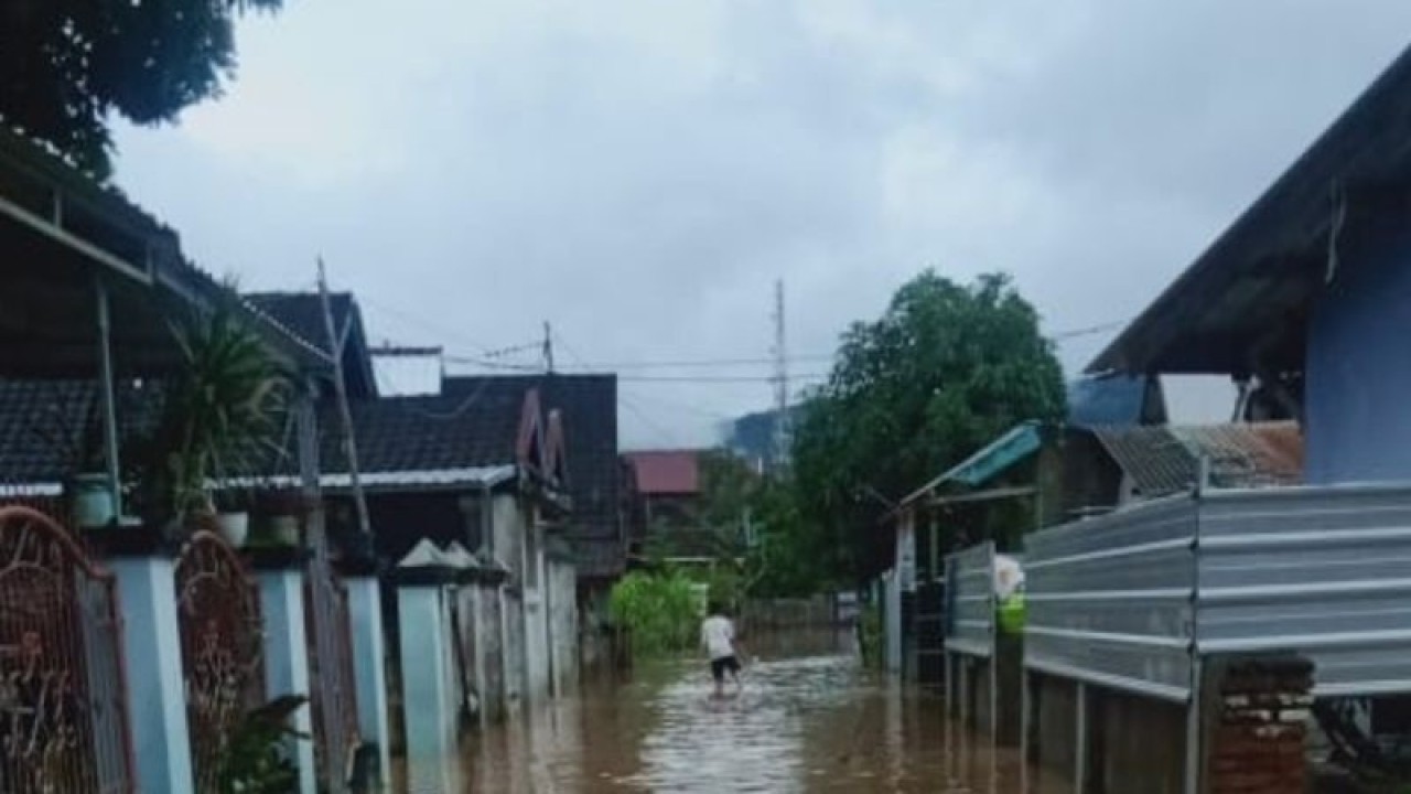 Banjir menggenangi rumah warga di Kota Taliwang, Kabupaten Sumbawa Barat, NTB, Selasa (14/2/2023). ANTARA/Nur Imansyah