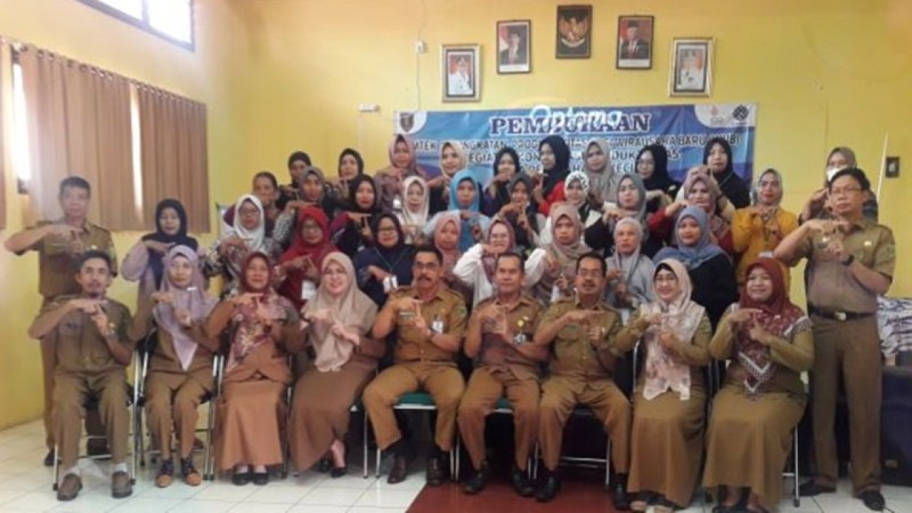 Kepala Dinas Tenaga Kerja Kabupaten Tabalong Herwandi bersama peserta pelatihan kewirausahaan. (ANTARA/Herlina Lasmianti)