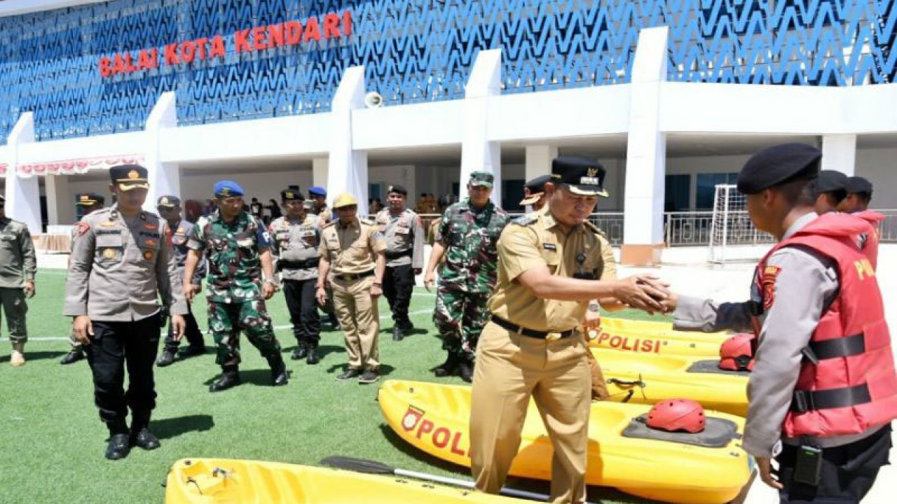 Pemerintah Kota Kendari bersama TNI-Polri dan instansi vertikal terkait lainnya menggelar apel tanggap darurat bencana, Selasa (7/3/2023) (ANTARA/Harianto)