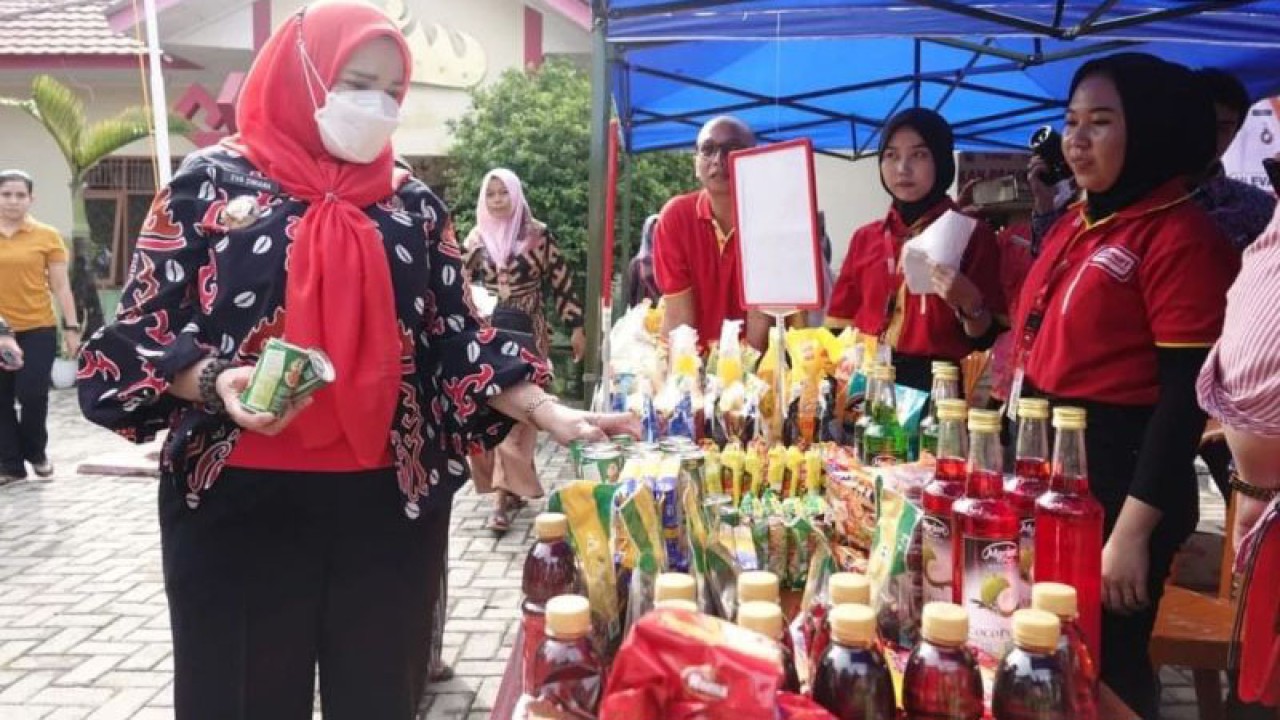 Wali Kota Bandarlampung Eva Dwiana saat membuka kegiatan pasar murah. Bandarlampung, Jumat, (24/3/2023). (ANTARA/HO)