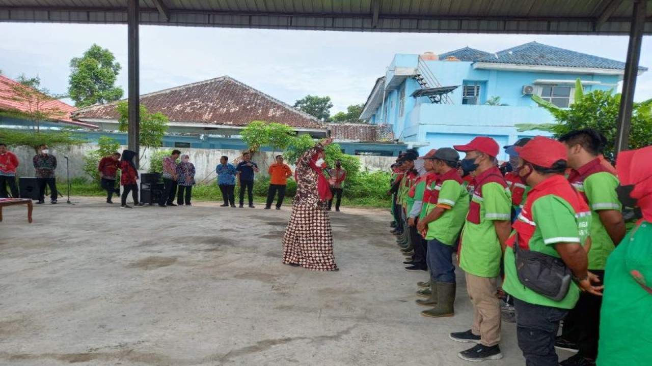 Wali Kota Bandarlampung Eva Dwiana saat memberika arahan kepada petugas kebersihan Dinas Lingkungan Hidup (DLH) sebelum memberikan bantuan beras 5 kilogram, di Bandarlampung, Jumat (31/3/2023). (ANTARA/Dian Hadiyatna)