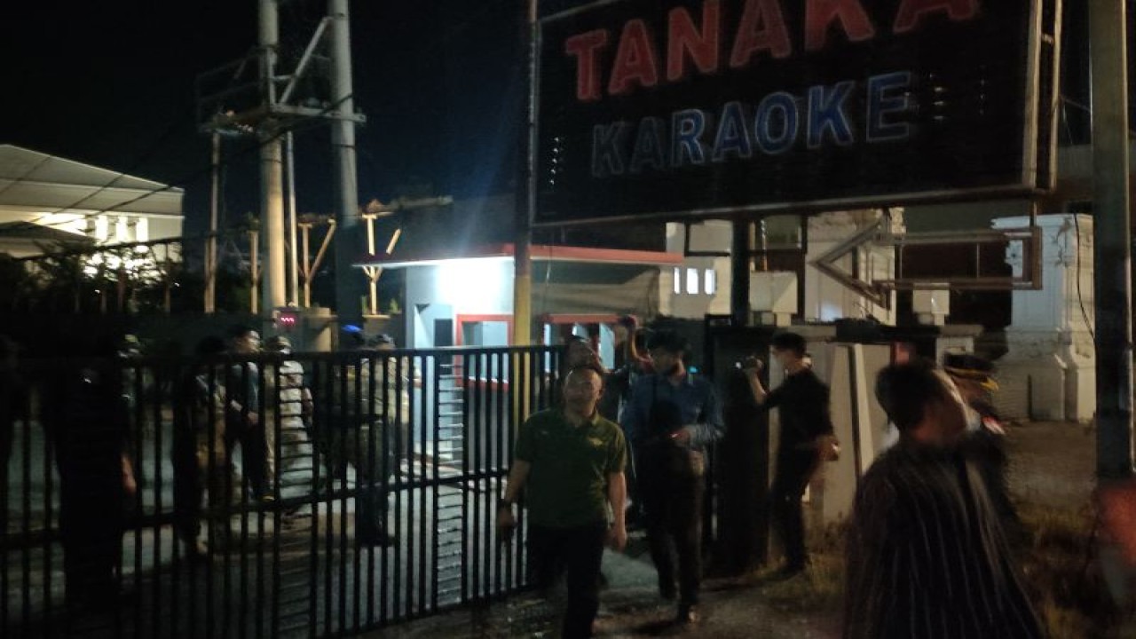 Satuan Polisi Pamong Praja (Satpol PP) Kota Bandarlampung sedang melakukan sidak terhadap tempat hiburan malam guna menindak lanjuti Surat Edaran Wali Kota Bandar Lampung Nomor 800/519/III.2023 perihal menghormati bulan suci Ramadan. Bandarlampung, Kamis, (23/3/2023). (ANTARA/Dian Hadiyatna)