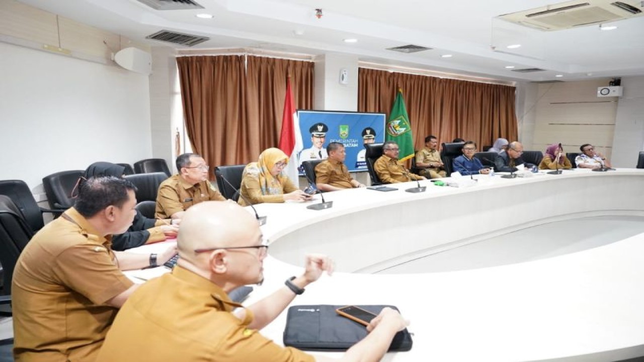 Pemkot Batam mengikuti secara virtual Rapat Koordinasi Pengendalian Inflasi Daerah bersama Menteri Dalam Negeri (Mendagri) Tito Karnavian dari Kantor Wali Kota Batam, pada Senin (27/3/2023). ANTARA/HO-Pemkot Batam