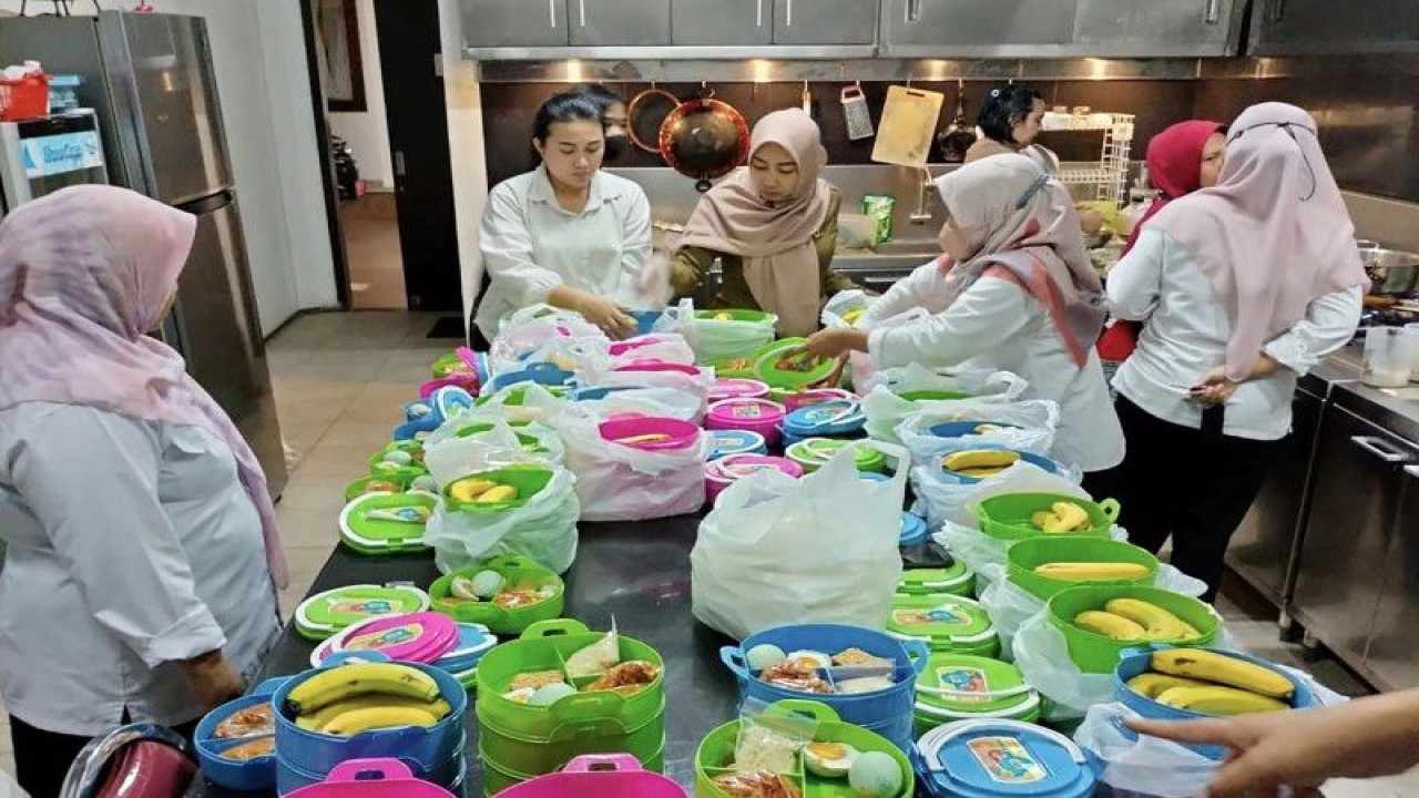 Proses penyiapan paket berbuka puasa Rantang Ramadhan, yang merupakan program Pemerintah Kota Batu untuk mendistribusikan paket makanan dengan gizi lengkap untuk warga tidak mampu di Kota Batu, Jawa Timur. (ANTARA/HO-Humas Pemkot Batu)