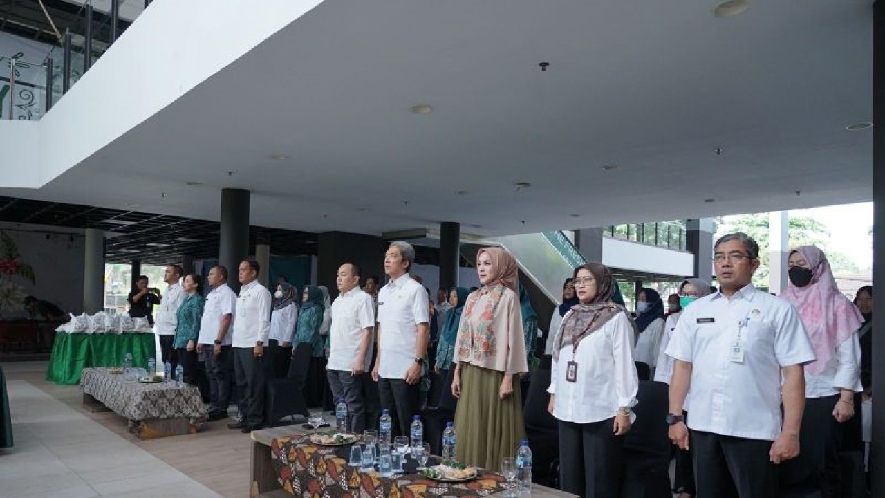 Wakil Wali Kota Bogor, Jawa Barat Dedie Abdul Rachim (keempat darii kanan) saat menghadiri penyerahan bantuan makanan tambahan bagi 12 anak stunting di Kelurahan Tajur, Kecamatan Bogor Timur, Rabu (8/3/2023). (ANTARA/HO/Pemkot Bogor)