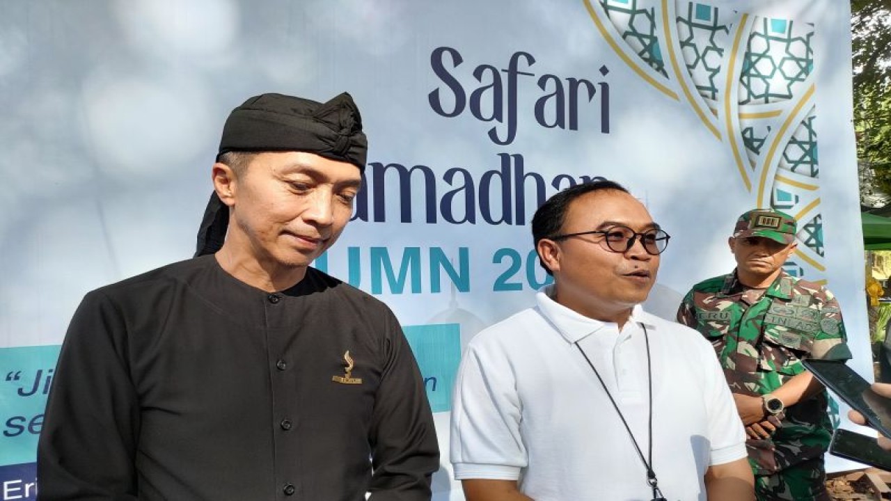 Wakil Wali Kota Bogor Dedie Abdul Rachim saat wawancara kegiatan pasar murah Ramadan BUMN 2023 di GOR Pajajaran Kota Bogor, Jumat (31/3/2023). (ANTARA/Linna Susanti)