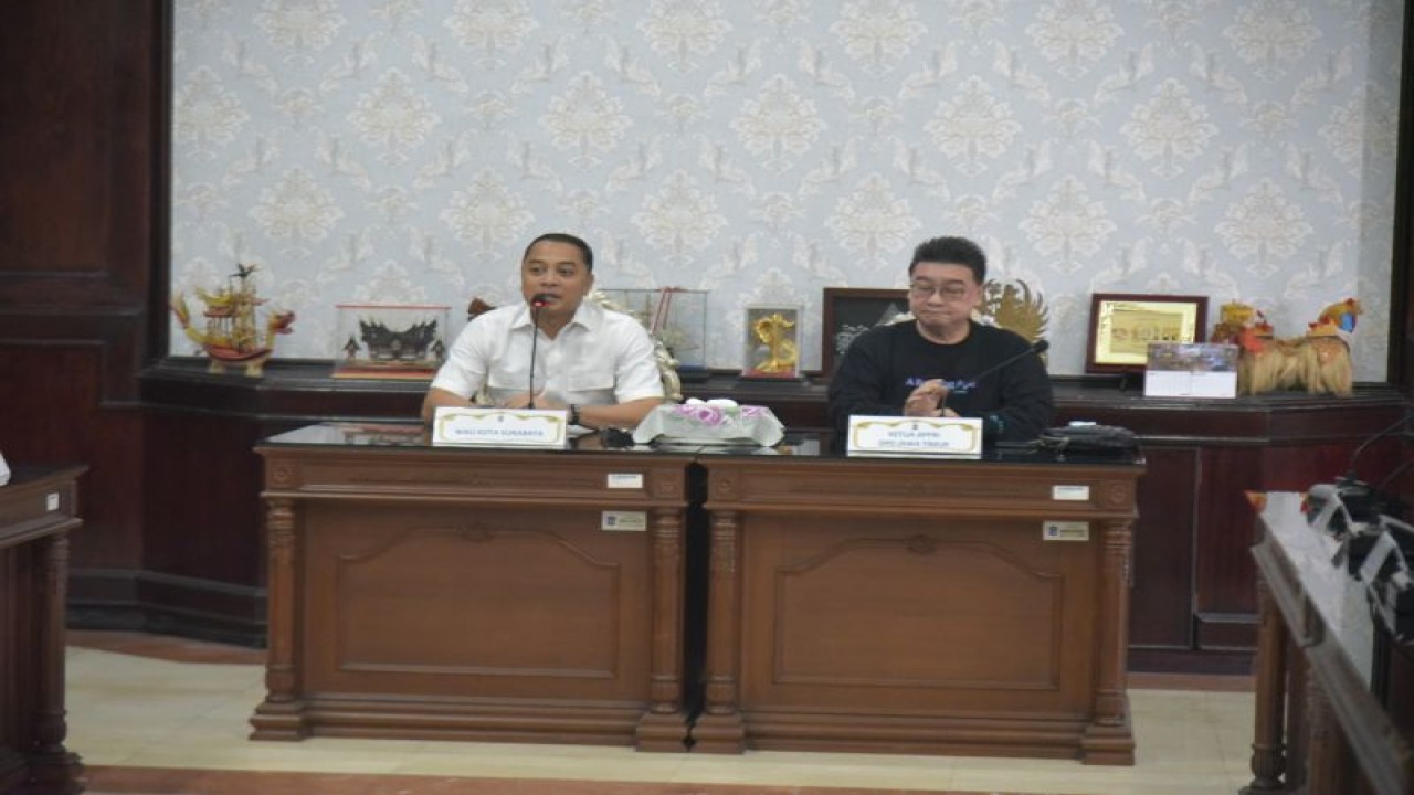 Wali Kota Surabaya Eri Cahyadi saat menggelar pertemuan dengan Asosiasi Pengelola Pusat Belanja Indonesia (APPBI) Jawa Timur di Surabaya, Senin (27/3/2023). (ANTARA/HO-Diskominfo Surabaya)