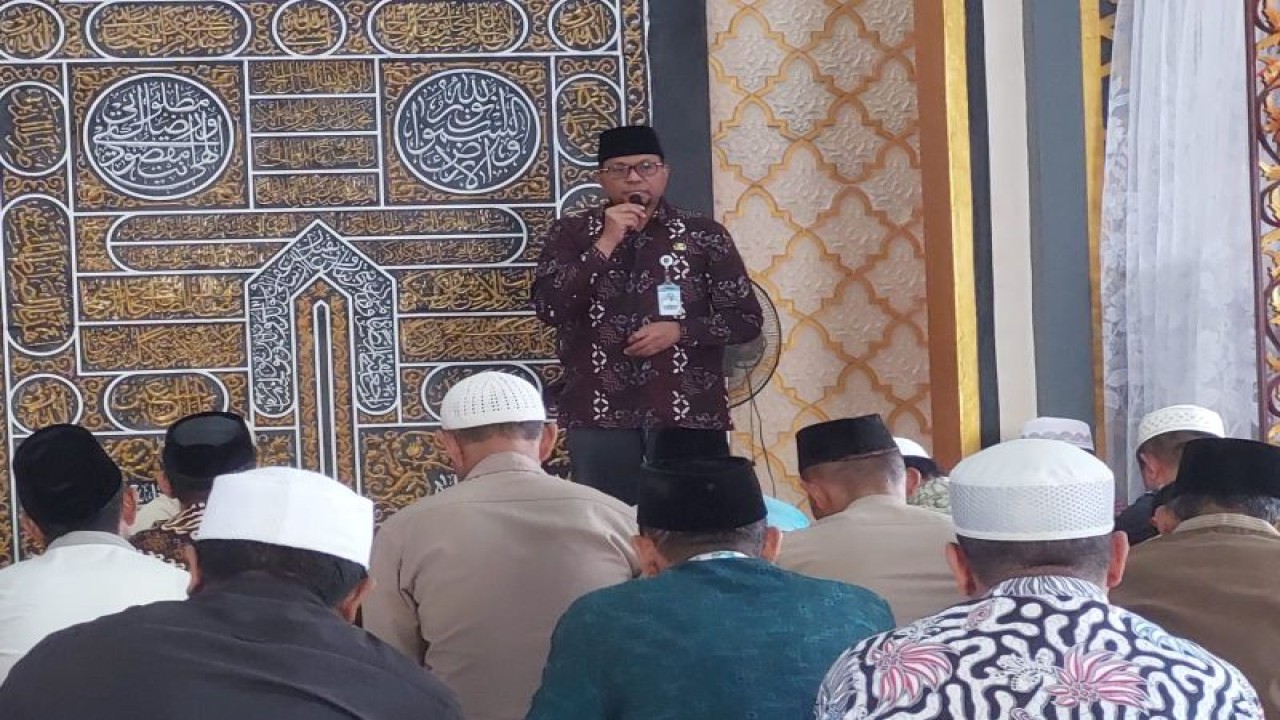 Sekkot Ternate, DR Jusuf Sunya saat menyampaikan sambutan pelaksanaan Safari Ramadhan di masjid Dufa-Dufa Kota Ternate, Kamis (30/3/2023). ANTARA/Abdul Fatah (Abdul Fatah)