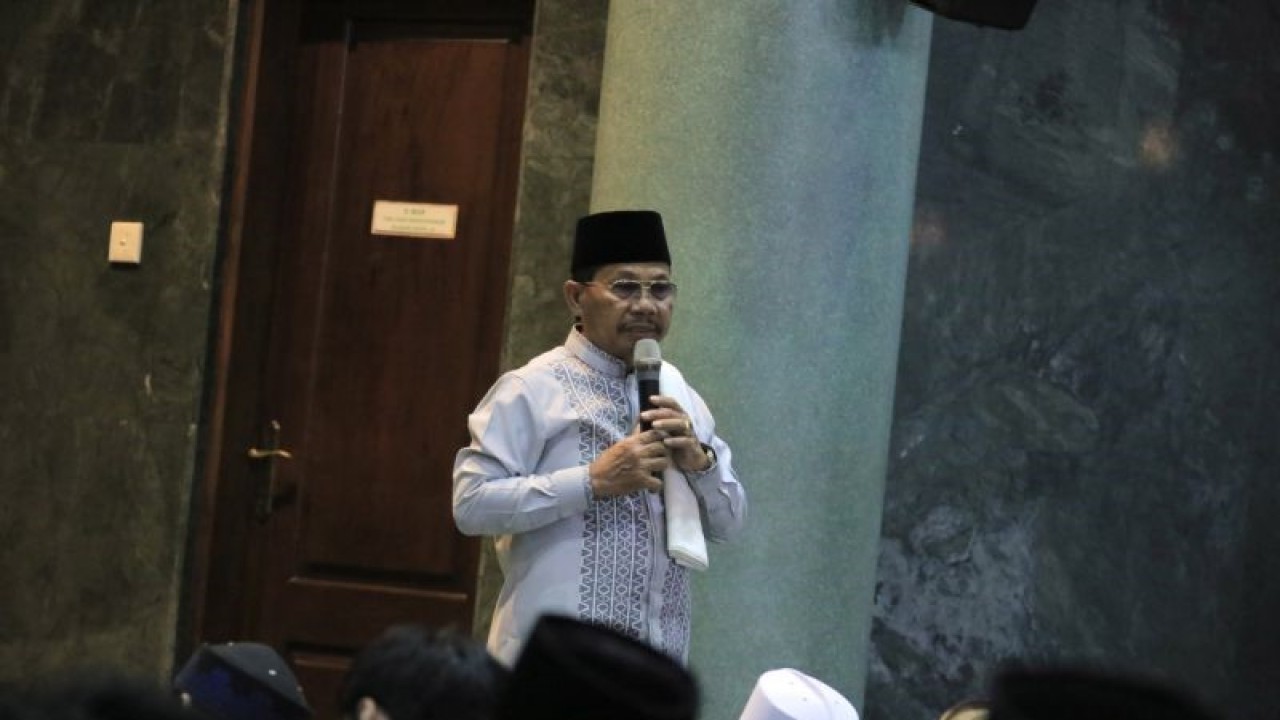 Wakil Wali Kota Tangerang Sachrudin saat melaksanakan shalat tarawih di Masjid Raya Al-Azhom Tangerang. (ANTARA/HO)