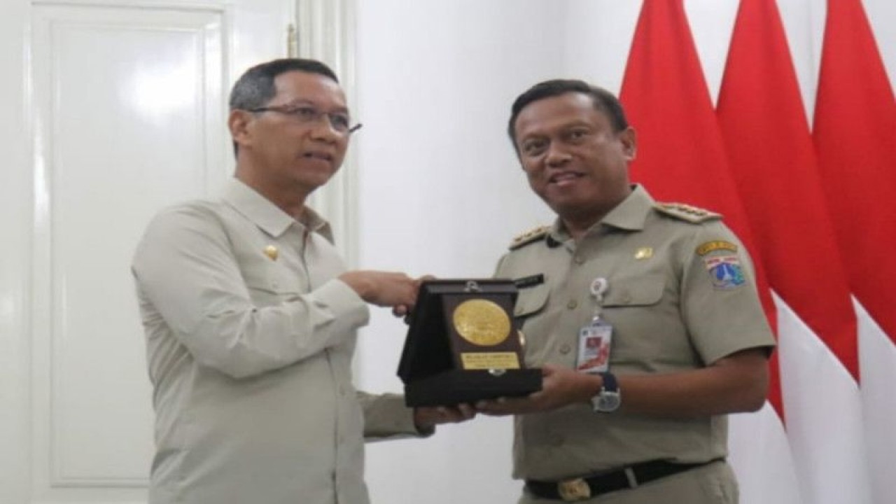 Wali Kota Jakarta Selatan Munjirin (kanan) menerima penghargaan Adipura dari Penjabat Gubernur DKI Jakarta Heru Budi Hartono, Jakarta, Selasa (28/2/2023). ANTARA/HO-Kominfotik Jakarta Selatan