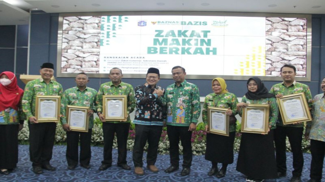 Wali Kota Jakarta Selatan Munjirin menerima penghargaan wilayah yang mengumpulkan ZIS (Zakat, Infaq dan Sedekah) tertinggi se-DKI Jakarta, Jakarta, Kamis (30/3/2023). ANTARA/HO-Kominfotik Jakarta Selatan