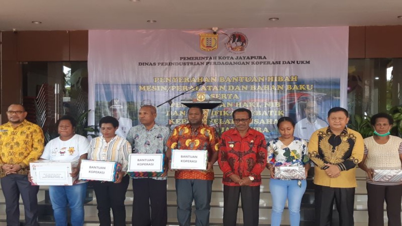Penyerahan bantuan mesin/peralatan dan bahan baku bagi UMKM dan koperasi di Kantor Wali Kota Jayapura, Kamis (2/3) (ANTARA/Ardiles Leloltery)