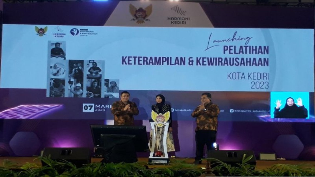 Peresmian pembukaan program pelatihan pelatihan keterampilan dan kewirausahaan di IKCC Kota Kediri, Jawa Timur, Selasa (7/3/2023) malam. ANTARA/ Asmaul
