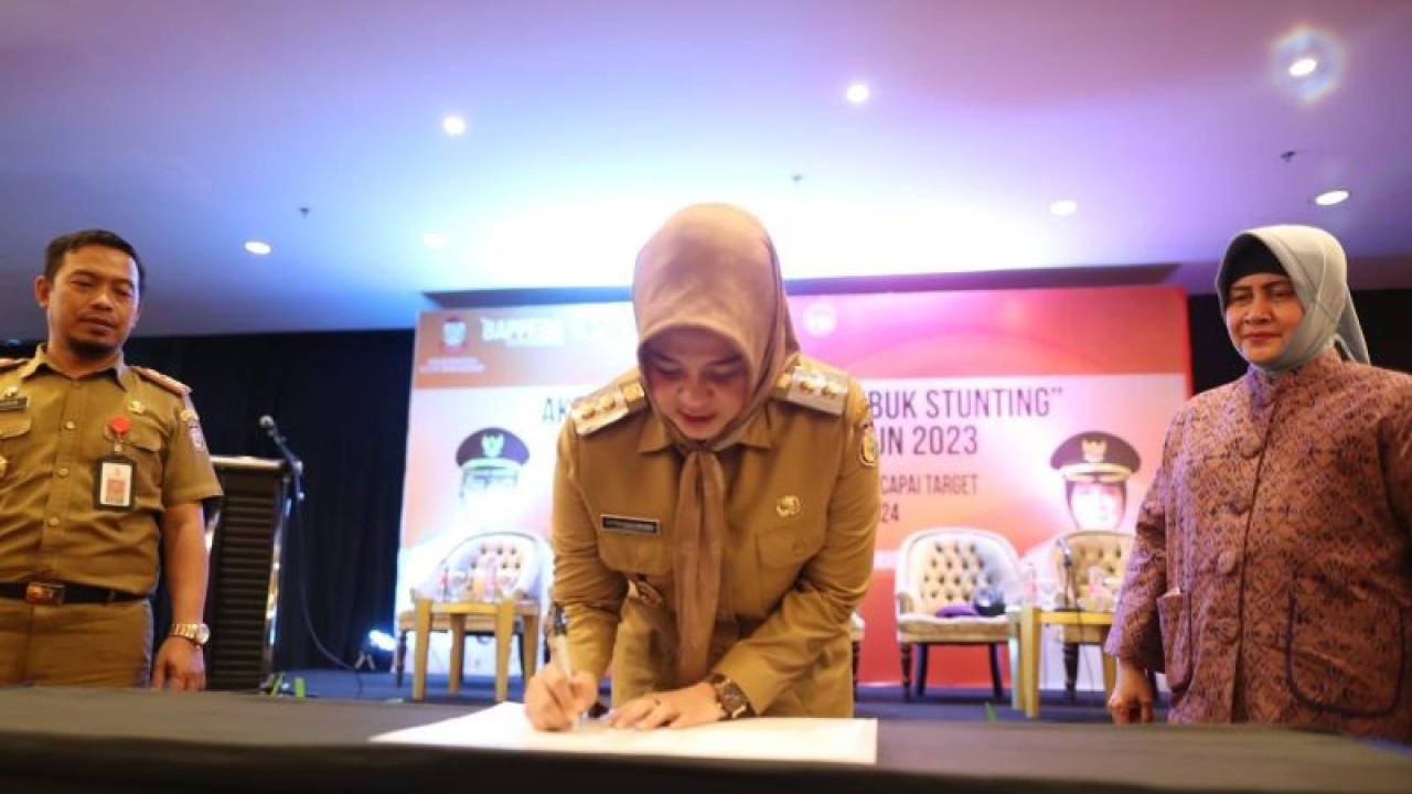 Wakil Wali Kota Makassar Fatmawati Rusdi saat menandatangani komitmen bersama dalam penanganan stunting menuju Makassar Zero Stunting 2024. ANTARA/HO/Pemkot Makassar