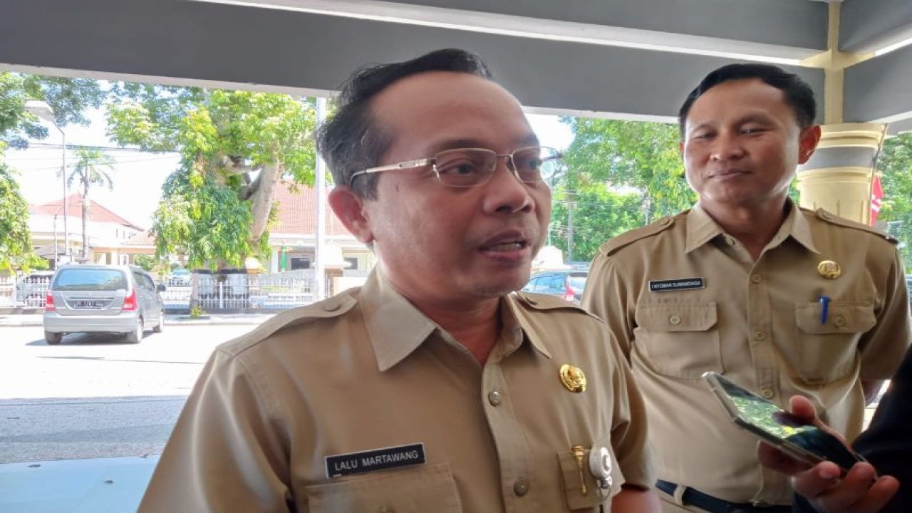 Asisten I Bidang Pemerintahan dan Kesejahteraan Rakyat Setda Kota Mataram Lalu Martawang. (FOTO ANTARA/Nirkomala)