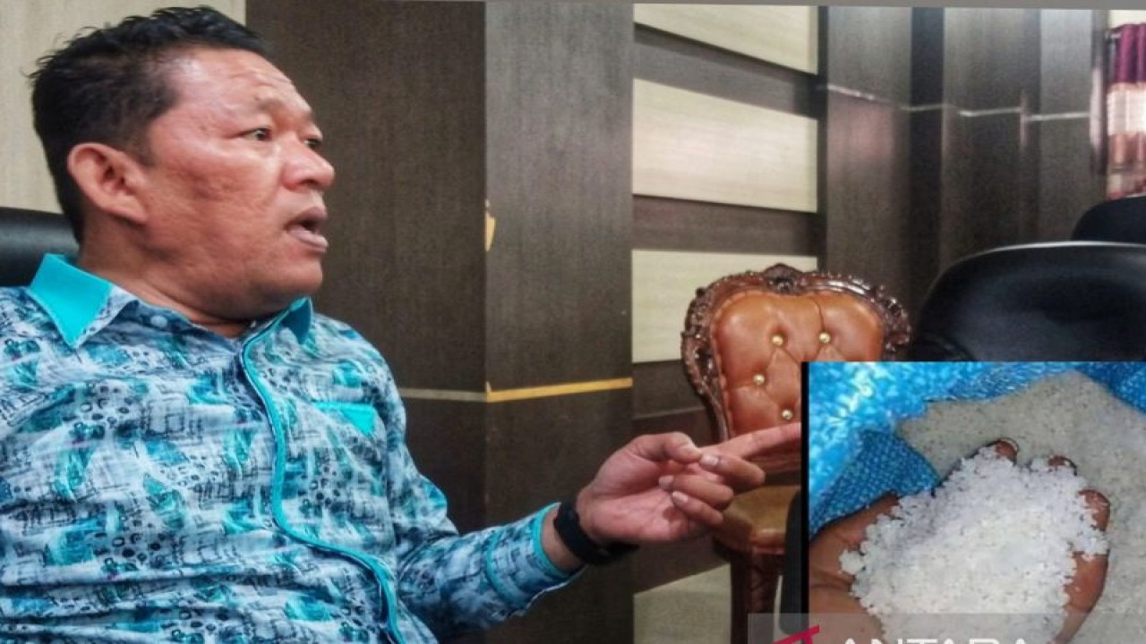 Wakil Wali Kota Sibolga Pantas Maruba Lumbantobing, saat memberikan keterangan terkait kenaikan harga garam (ANTARA/Tamy)