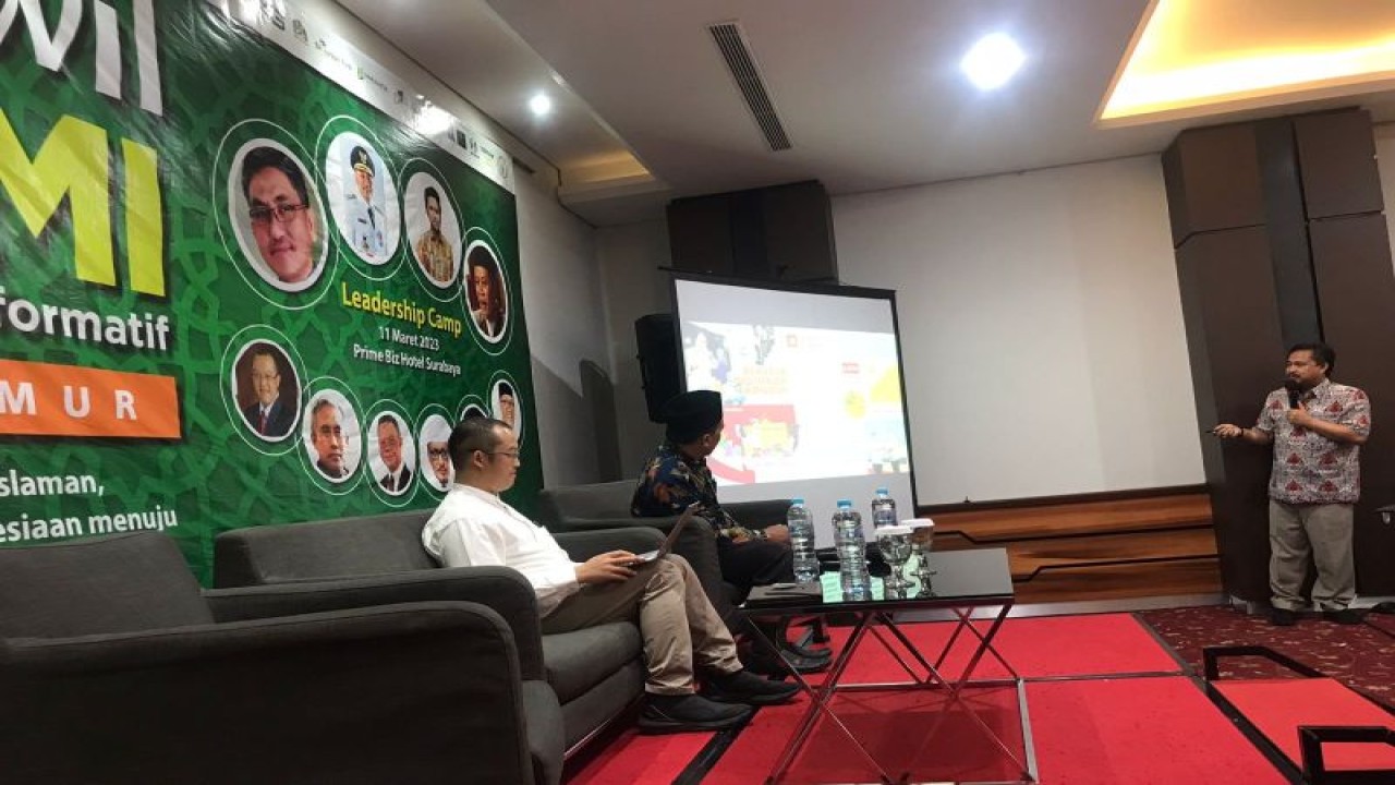 Sekretaris Daerah (Sekda) Kota Surabaya Ikhsan saat memaparkan strategi pembangunan kota Surabaya dalam diskusi "leaders camp" dan Silakwil ICMI Jatim di Surabaya, Minggu (12/3/2023). (ANTARA/HO-Diskominfo Surabaya)