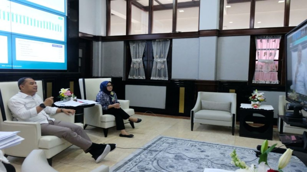 Wali Kota Surabaya Eri Cahyadi saat menjadi narasumber dalam kegiatan diskusi "The 10th Asia - Pasifik Forum for Sustainable Development"  yang dilaksanakan secara daring di Surabaya pada Selasa (28/3/2023).  (ANTARA/HO-Diskominfo Surabaya)