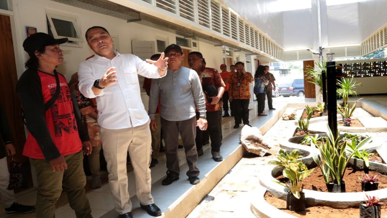 Wali Kota Surabaya Eri Cahyadi mengunjungi Rusunawa Benowo, Pakal, Kota Surabaya, Kamis (9/2/2023). (ANTARA/HO-Diskominfo Surabaya)
