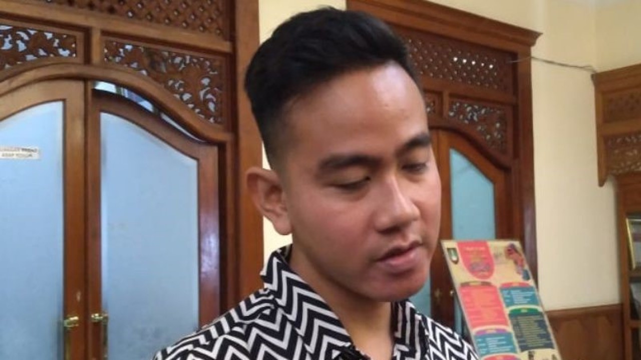 Wali Kota Surakarta Gibran Rakabuming Raka saat memberikan keterangan kepada wartawan di Solo, Jumat (24/3/2023). ANTARA/Aris Wasita