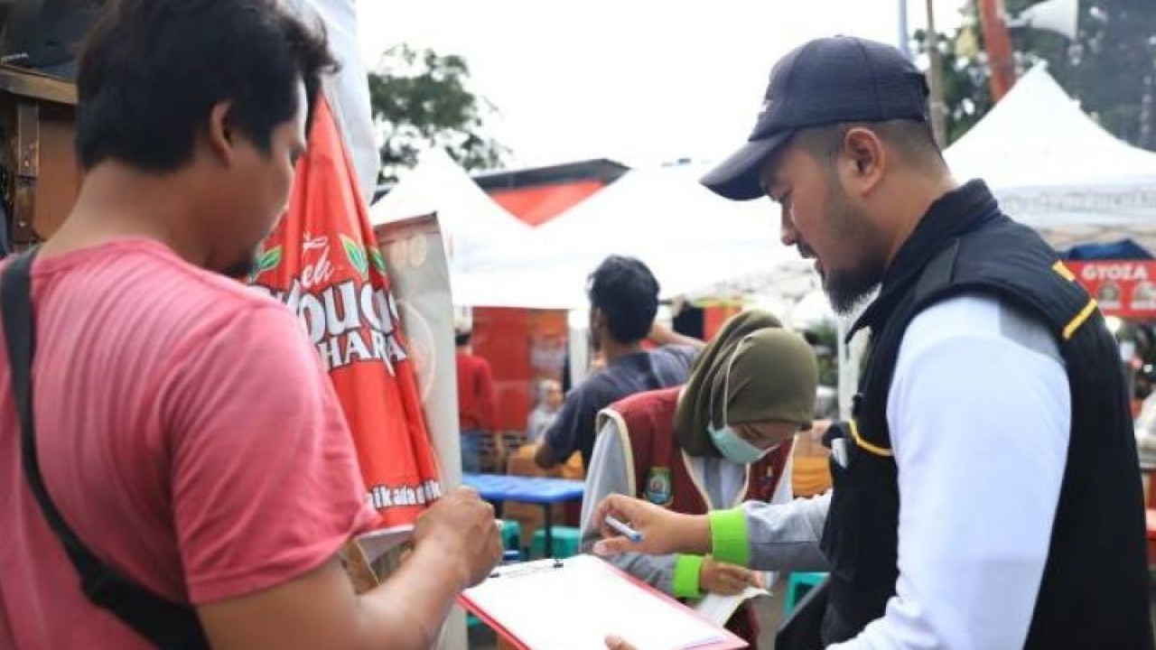 Tim Dinas Ketahanan Pangan sedang memantau penjualan pangan di pasar sebagai bentuk pengawasan antisipasi penggunaan zat berbahaya, Kamis.