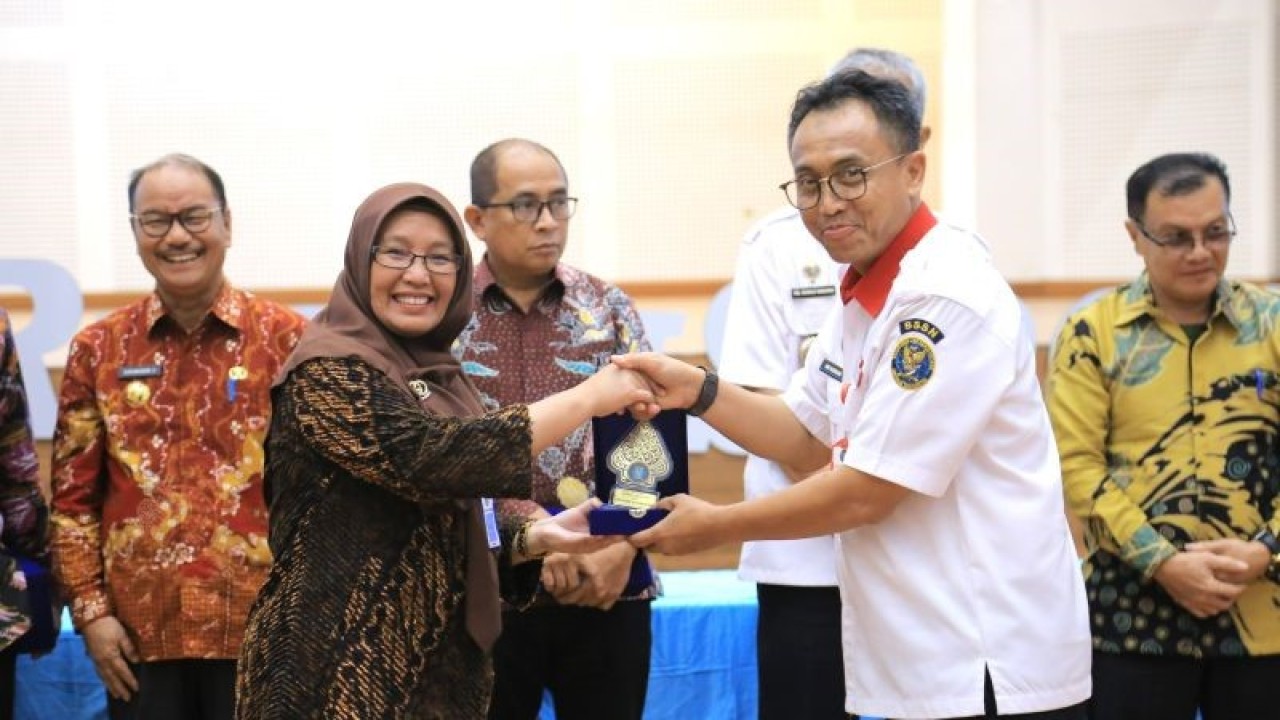 Kepala Dinas Kominfo Kota Tangerang Indri Astuti (kiri) dan perwakilan BSSN saat melakukan kerjasama untuk penyelenggaraan sertifikasi elektronik berupa tanda tangan elektronik