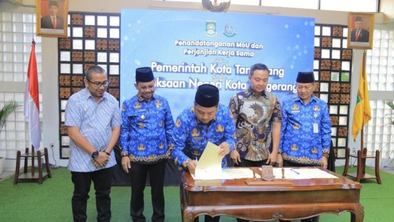 Wali Kota Arief melakukan penandatanganan perjanjian kerjasama tentang penanganan masalah hukum dan bidang perdata dan tata usaha negara yang dilaksanakan di Puspemkot Tangerang, Jumat (17/3/2023).(ANTARA)
