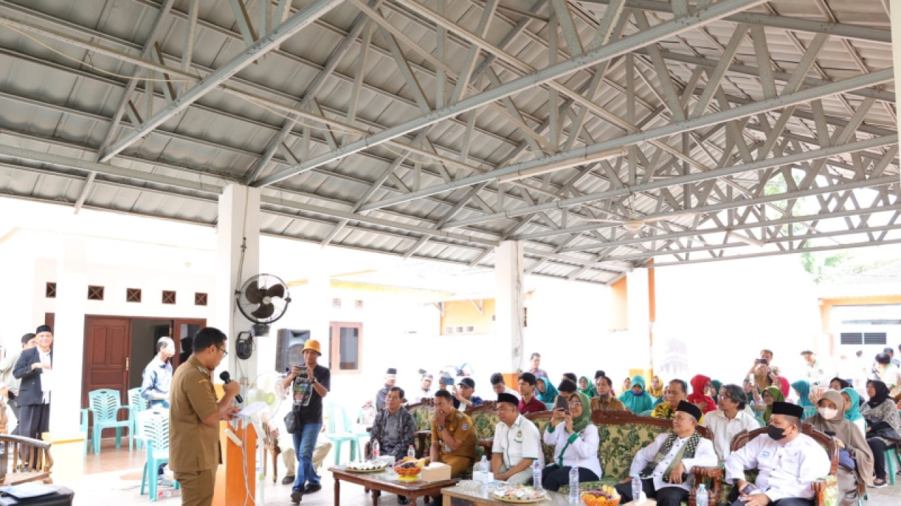 Wakil Wali Kota Tangerang Selatan Pilar Saga Ichsan (kiri) sedang berbincang dengan Asosiasi Pedagang Pasar Seluruh Indonesia (APPSI) cabang Kota Tangerang Selatan