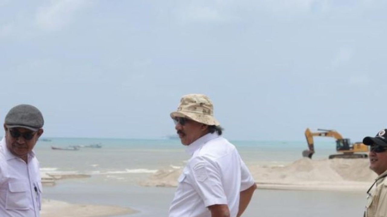 Penjabat Gubernur Kepulauan Babel Ridwan Djamaluddin (tengah) saat meninjau pendangkalan alur Pelabuhan Kapal Nelayan Jelitik. (Humas)