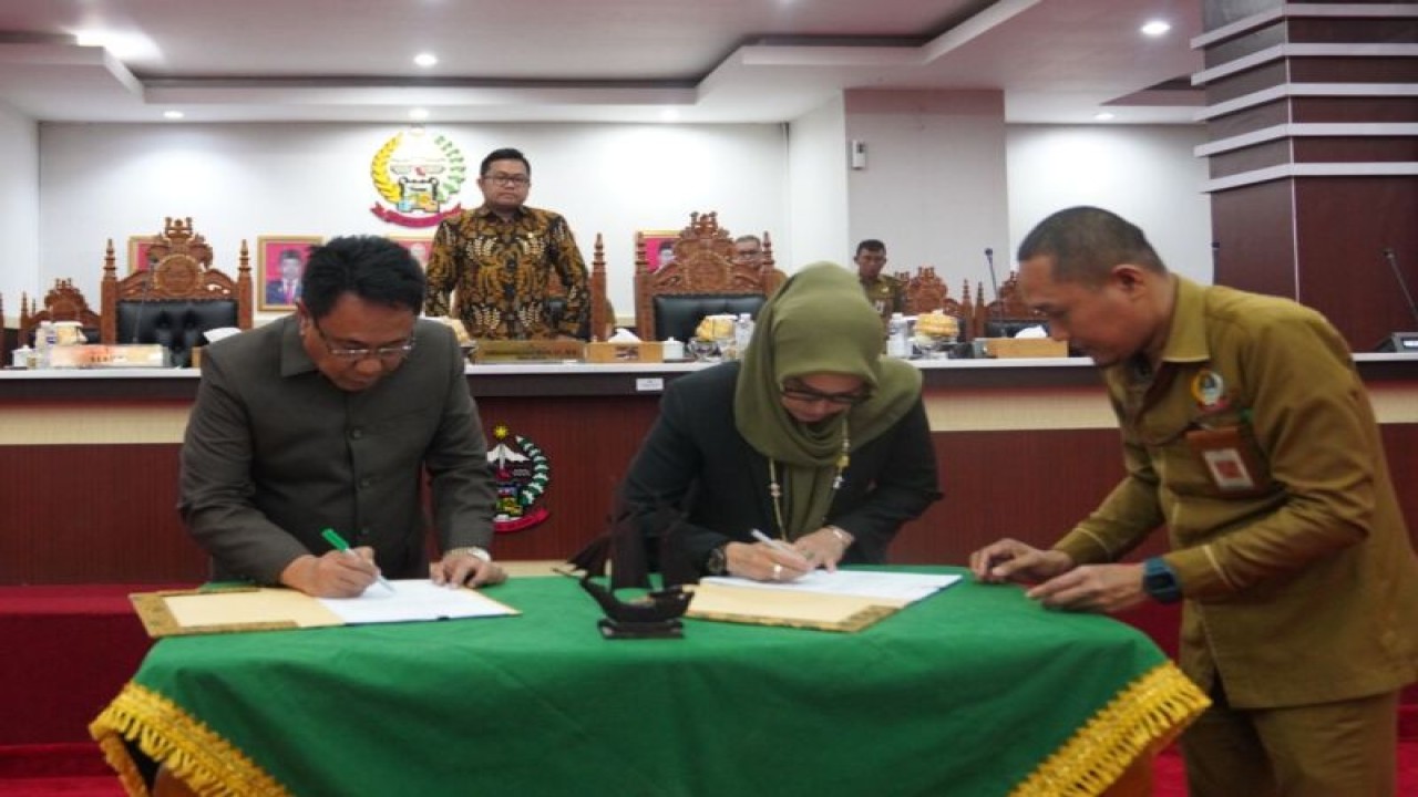 Penjabat Sekdaprov Sulsel Andi Aslam (kiri) dan Pimpinan DPRD mewakili Gubernur menanandatangani kesepakatan dua Ranperda baru di Gedung DPRD Sulsel.ANTARA/HO-Humas Pemprov Sulsel