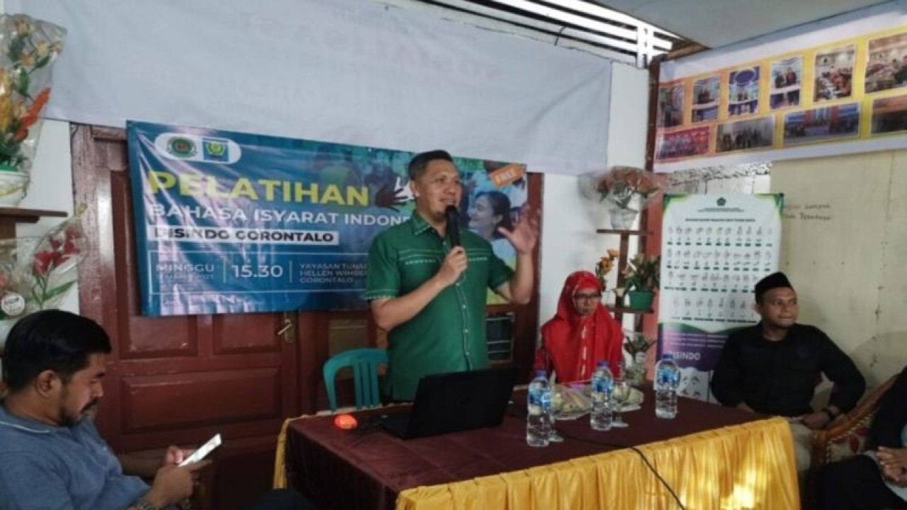 Kepala Diskominfotik Provinsi Gorontalo, Rifli Katili, mengapresiasi pelaksanaan pelatihan Bahasa Isyarat Indonesia yang digelar Yayasan Hellen Wimberty. ANTARA/HO-DiskominfotikGorontalo