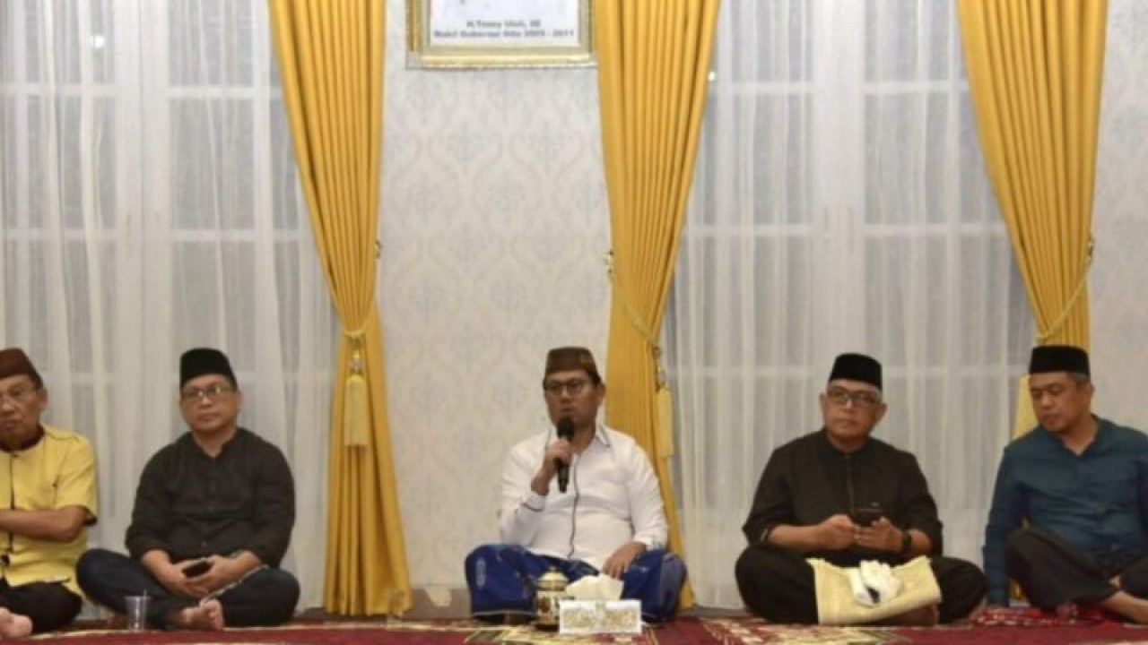 Gubernur Gorontalo, Hamka Hendra Noer, mengikuti kegiatan tadarus Alquran di Rumah Jabatan Gubernur, di Kota Gorontalo. (ANTARA/Susanti Sako)